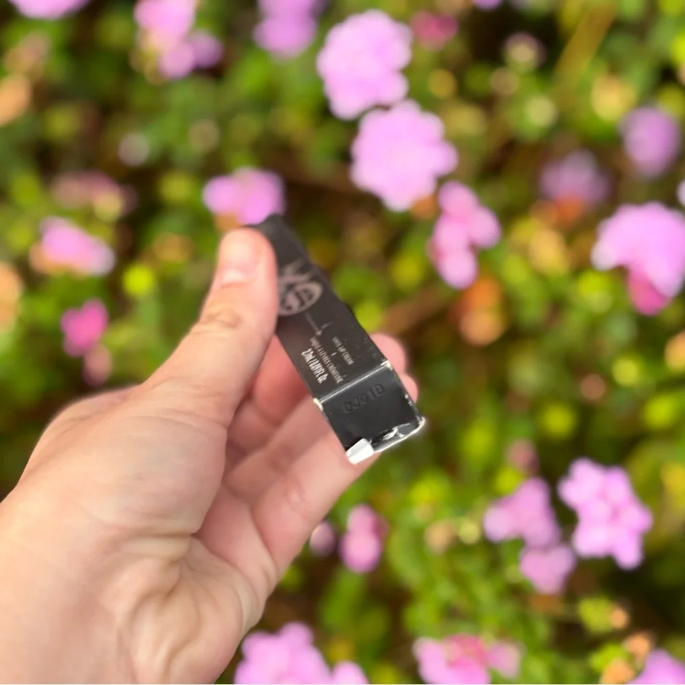 BNIB KVD Beauty • Hollyhock 70